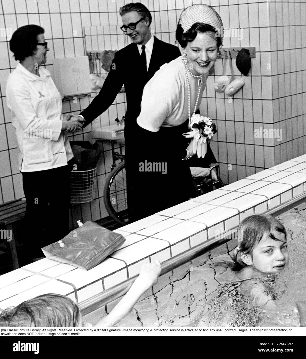 Margrethe II. Von Dänemark. Hier während eines Staatsbesuchs in Stockholm im Schwimmbad der Rehabilitationsstation des Kinderkrankenhauses von Sankt Göran im Januar 1973 Stockfoto