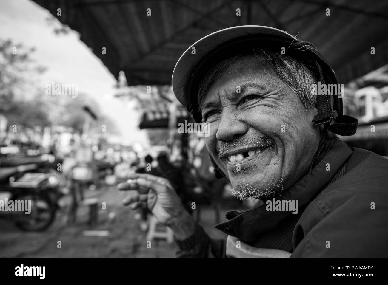 Ein Mann aus Vietnam raucht eine Zigarette Stockfoto