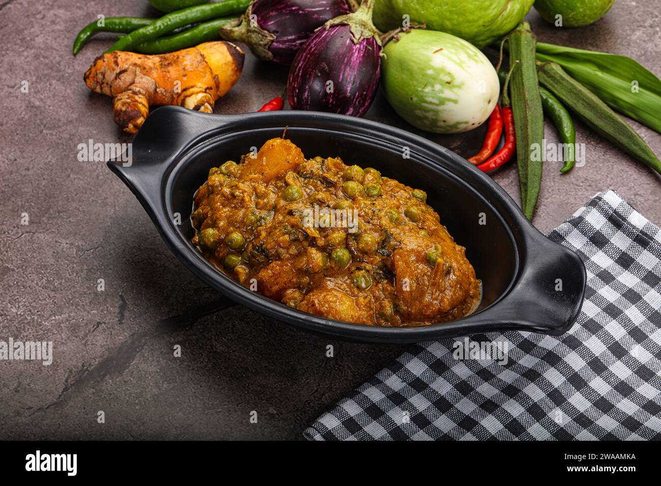 Indische traditionelle Küche Aloo Mutter: Kartoffel mit grünen Erbsen Stockfoto