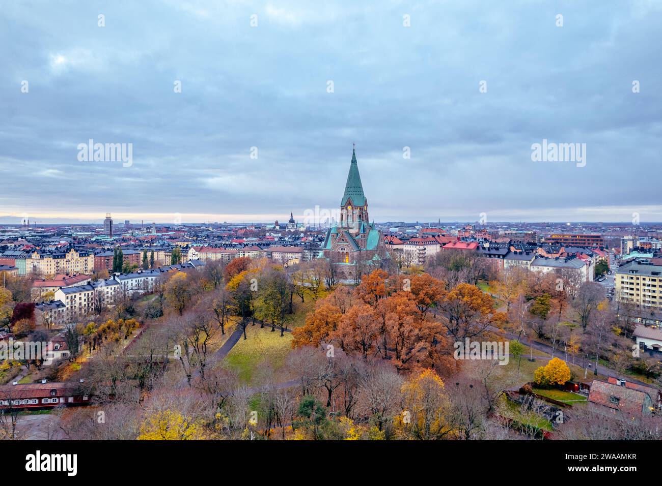 Sofia Kirche in Stockholm im Herbst Luftaufnahme im Herbst 2023 mit farbenfrohem Baum in hoher Qualität Foto Stockfoto