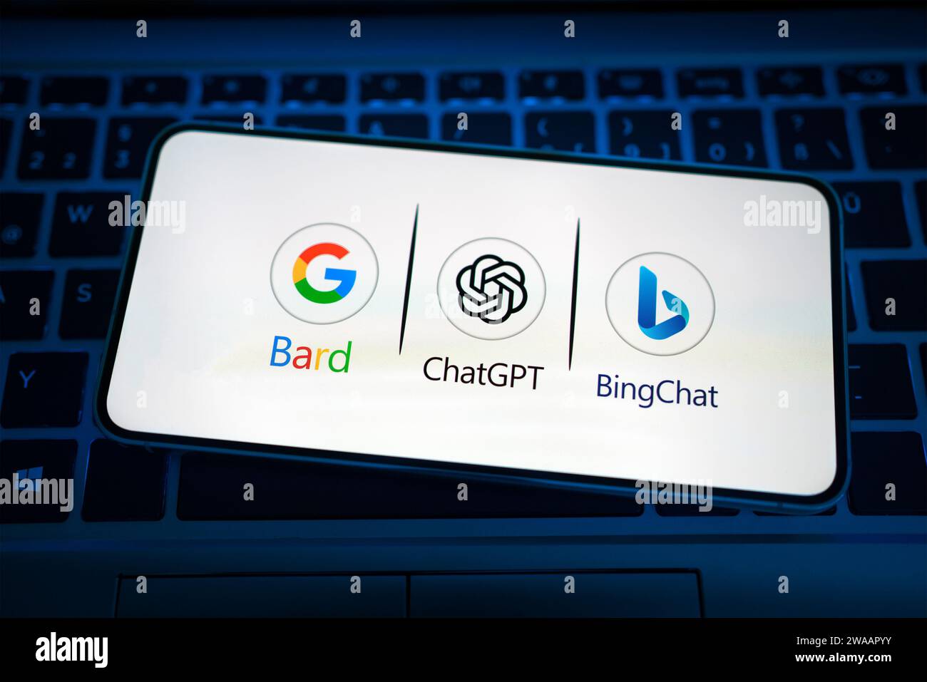 Google Bard und ChatGPT und Bing Chat werden auf dem Mobilgerät angezeigt Stockfoto