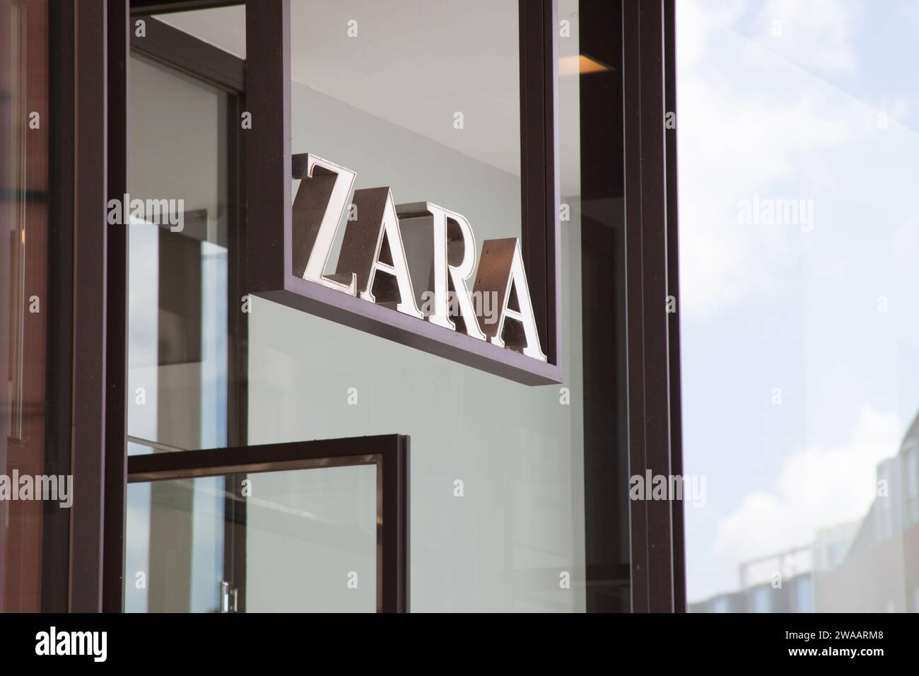 Das Zara-Logo in Exeter, Devon in Großbritannien Stockfoto