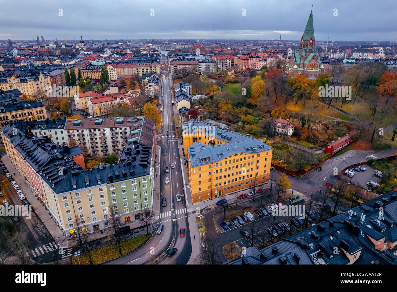 Sofia Kirche in Stockholm im Herbst Luftaufnahme im Herbst 2023 mit farbenfrohem Baum in hoher Qualität Foto Stockfoto