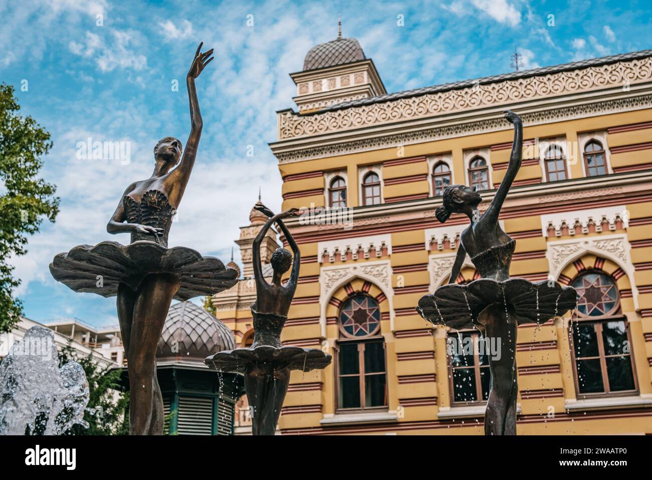 Statuen der Tanzenden Damen in der Nähe der Tbilissschen Oper auf der Straße Shota Rustaveli in Mtatsminda, Tiflis (Georgien) Stockfoto