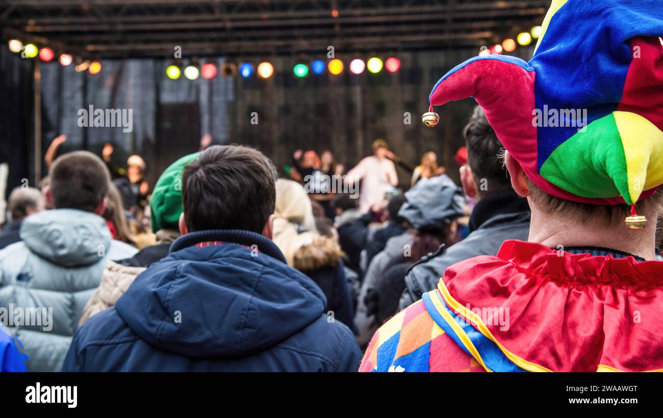 München, Deutschland - 15. Februar 2023: Menschen sehen sich eine Vorstellung am Fasching-Karneval an. Einheimische und Touristen kommen zusammen und genießen Musik und Paraden i Stockfoto