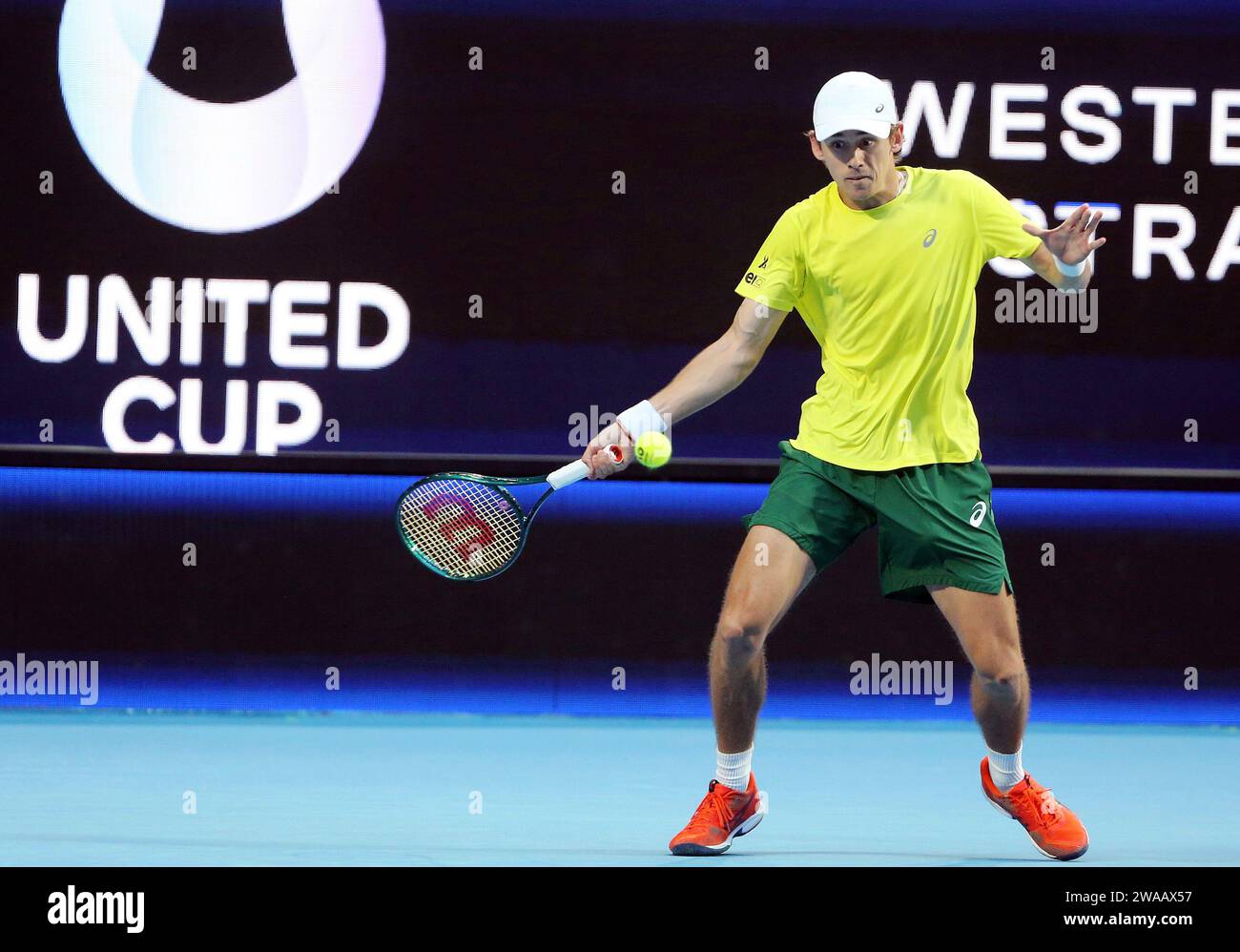 Perth, Australien. Januar 2024. Alex de Minaur aus Australien kehrt den Ball an Novak Djokovic aus Serbien zurück, während des Viertelfinales zwischen Australien und Serbien beim United Cup 2024 in Perth, Australien, am 3. Januar 2024. Quelle: Zhou Dan/Xinhua/Alamy Live News Stockfoto