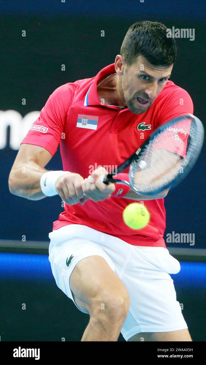 Perth, Australien. Januar 2024. Novak Djokovic aus Serbien kehrt den Ball an Alex de Minaur aus Australien zurück, während des Viertelfinales zwischen Australien und Serbien beim United Cup 2024 in Perth, Australien, am 3. Januar 2024. Quelle: Zhou Dan/Xinhua/Alamy Live News Stockfoto