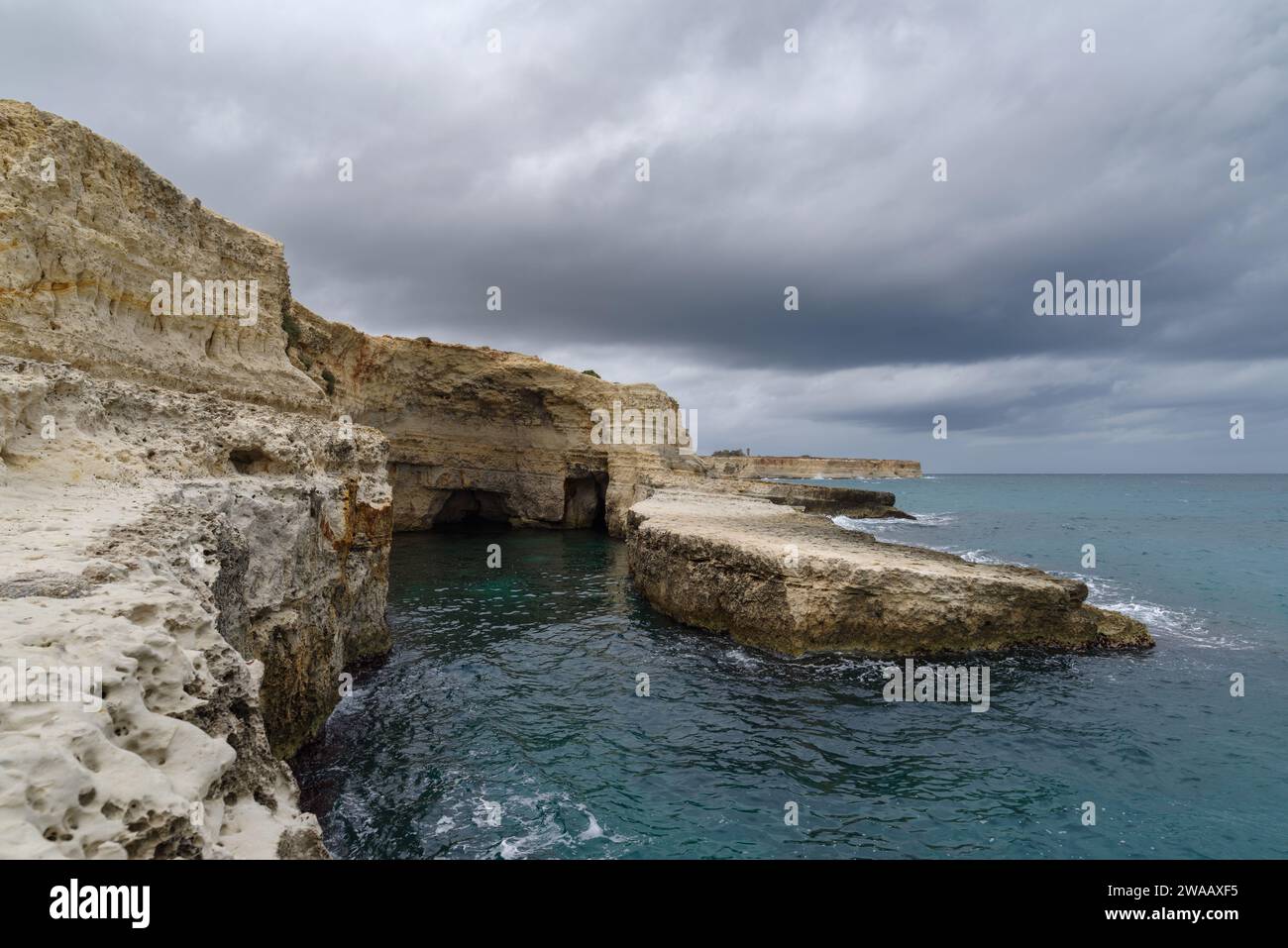 Blick auf die Faraglioni von Torre Sant Andrea Kalksteinfelsen, Provinz Lecce, Melendugno, Salento, Apulien, Italien Stockfoto