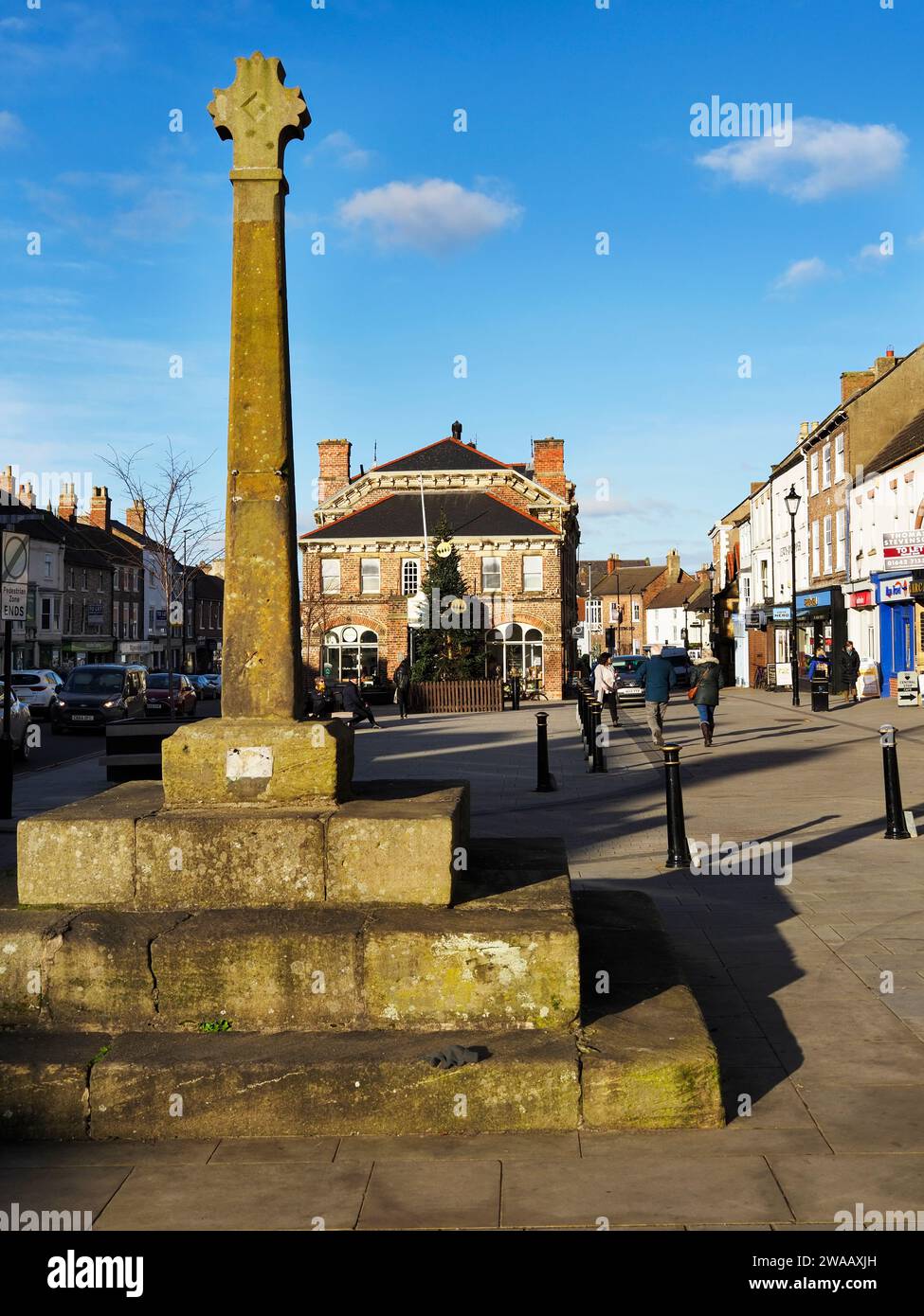 Market Cross und Town Hall an der High Street in Northallerton North Yorkshire England Stockfoto