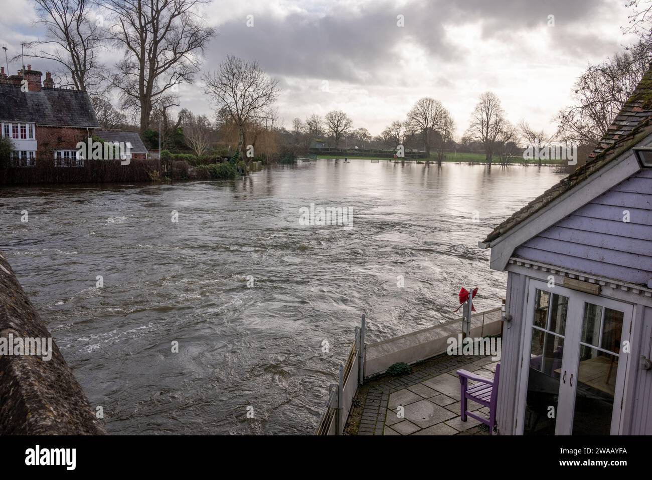 Fordingbridge, Hampshire, UK, 3. Januar 2024: Wetter. Sturm Henk hat den Wasserspiegel des Flusses Avon nach wochenlangen Regenfällen erhöht. Der George Inn Riverside Pub ist von Überschwemmungen bedroht. Quelle: Paul Biggins/Alamy Live News Stockfoto