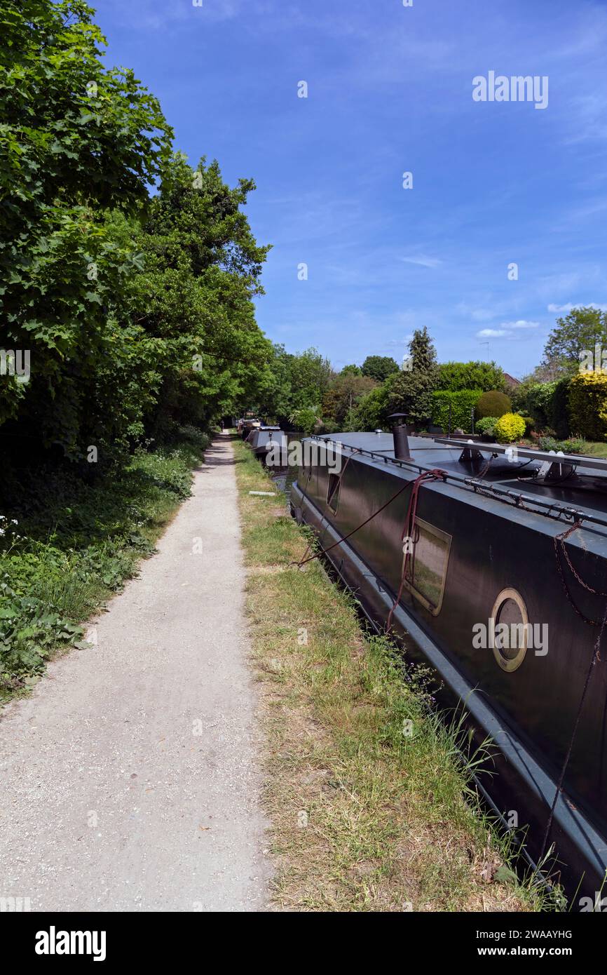 Großbritannien, England, Hertfordshire, in der Nähe von Rickmansworth, Grand Union Canal Schlepper Path mit festgemachtem Schmalboot Stockfoto