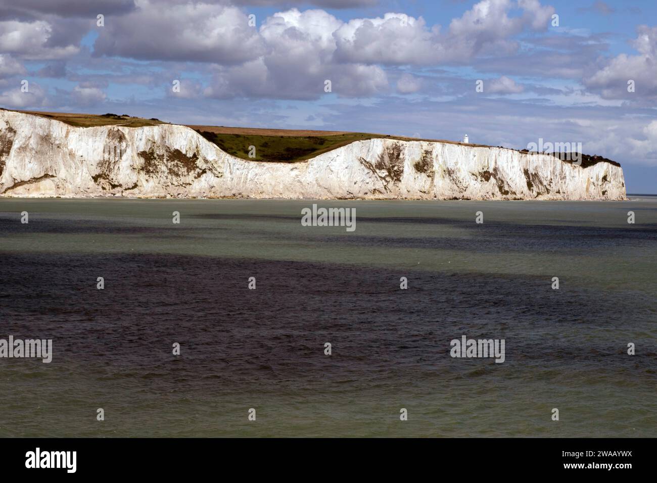 Blick auf die weiße Klippe von Dover vom Meer, mit einem wunderschönen bewölkten Himmel und Sonne Stockfoto