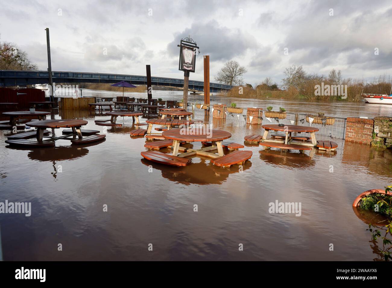 Upton upon Severn, Worcestershire, Großbritannien. 3. Januar 2024. Die Stadt Upton Upon Severn in Worcestershire überschwemmt den Sturm Henk, da der Fluss Severn 5,2 m erreicht. Der höchste jemals aufgezeichnete Wert war 5,93 m. Quelle: Thousand Word Media Ltd/Alamy Live News Stockfoto