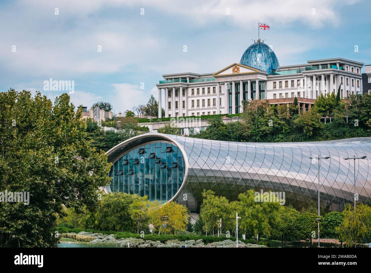 Blick auf das Rike Music Theater und den Palast der Staatszeremonien (oder Avlabari Residence) in Tiflis Innenstadt, Georgia Stockfoto