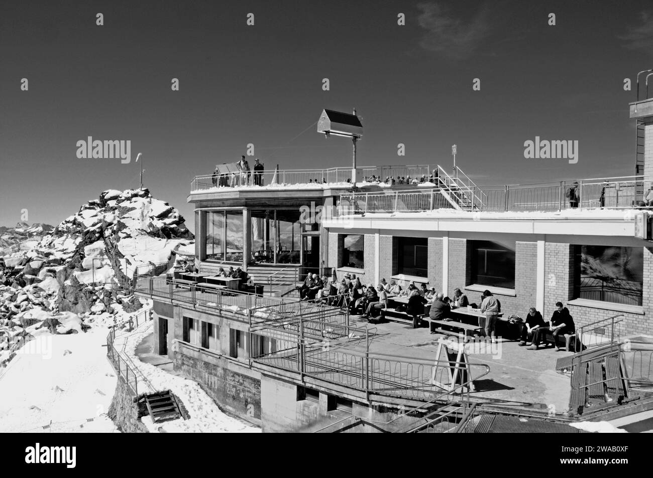 Corvatsch Gipfelrestaurant (3303 Mio.) Das Bergrestaurant Piz Corvatsch liegt 3303 m über dem Berg Das Meer im Oberengadin in den Schweizer Alpen Stockfoto