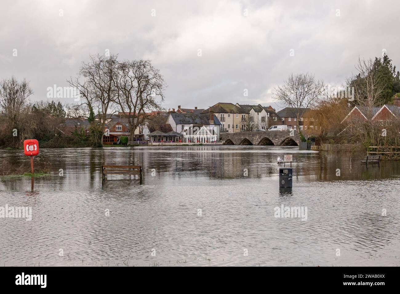 Fordingbridge, Hampshire, UK, 3. Januar 2024: Wetter. Sturm Henk hat den Wasserspiegel des Flusses Avon nach wochenlangen Regenfällen erhöht. Der George Inn Riverside Pub ist von Überschwemmungen bedroht. Quelle: Paul Biggins/Alamy Live News Stockfoto