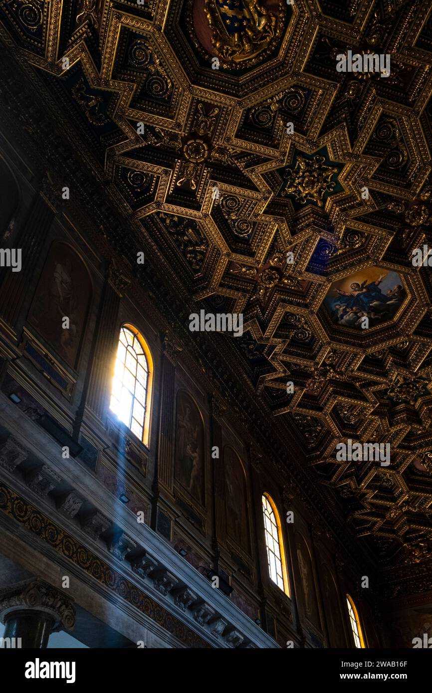Rom, Italien - 11. August 2022 : Basilika Santa Maria in Trastevere Stockfoto