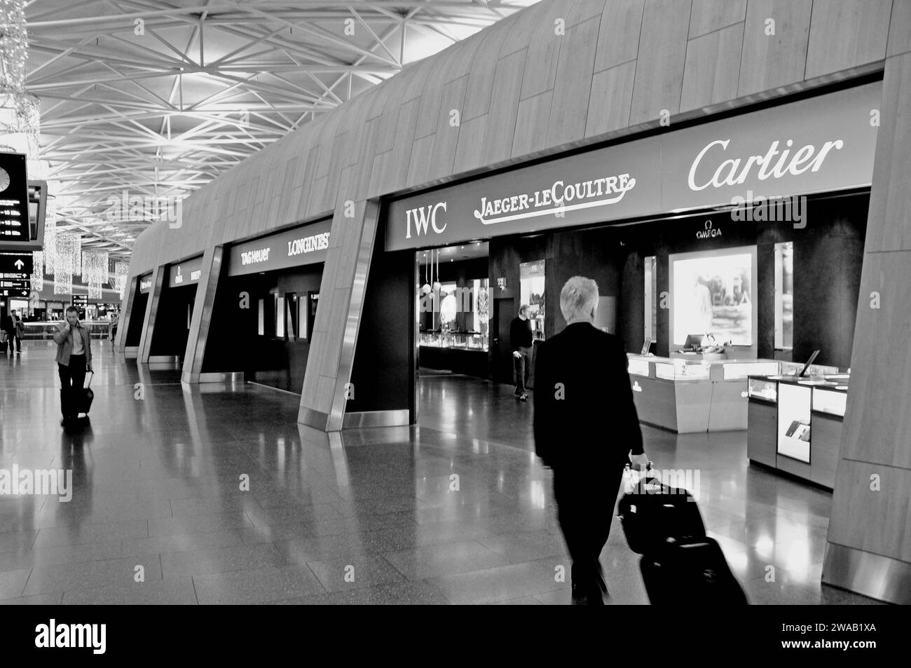Flughafen Zürich zollfrei mit Schmuck, schweizer Uhren, schweizer Schokolade und Messern etc Stockfoto