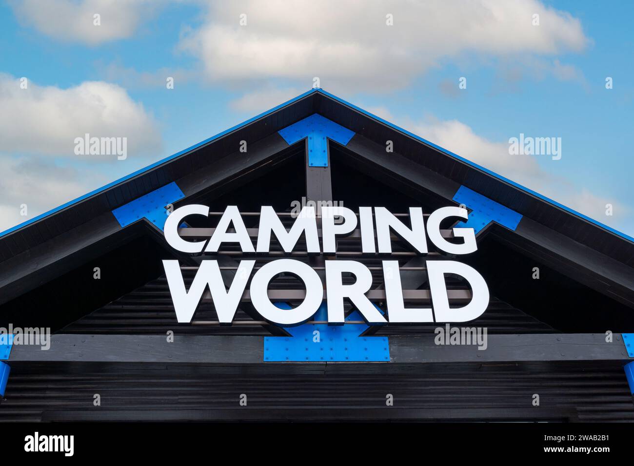 WYOMING, MN, USA – 1. JANUAR 2024: Außenansicht und Markenlogo von Camping World. Stockfoto