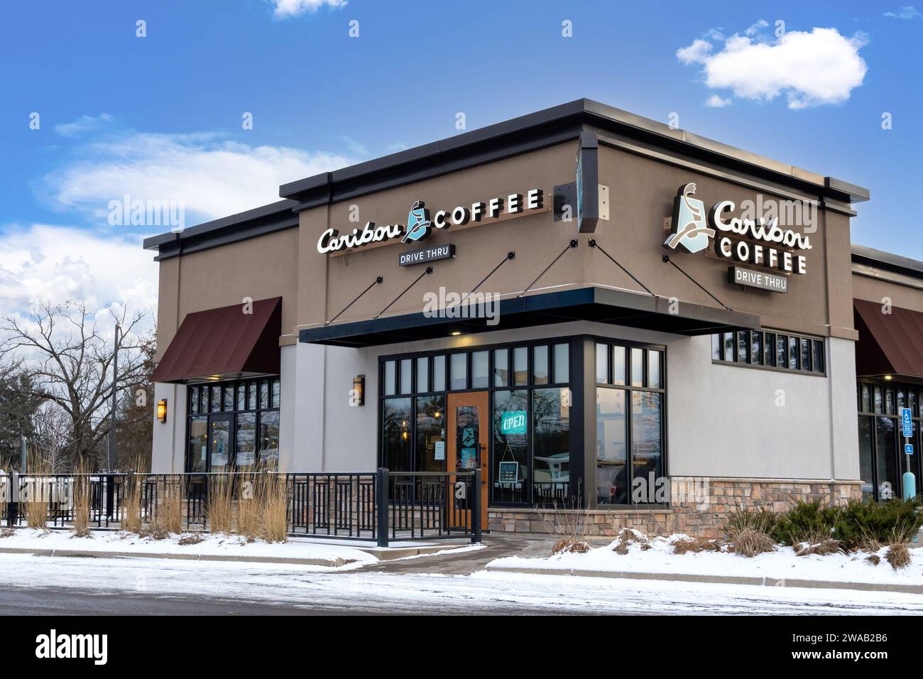 NORTH BRANCH, MN, USA - 1. JANUAR 2024: Außenansicht des Caribou Coffee Restaurants und Markenlogo. Stockfoto