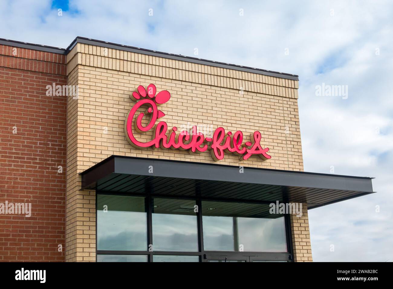 CHANHASSEN, MN, USA - 2. JANUAR 2024: Außenseite des Restaurants Chick-Fil-A und Markenlogo. Stockfoto