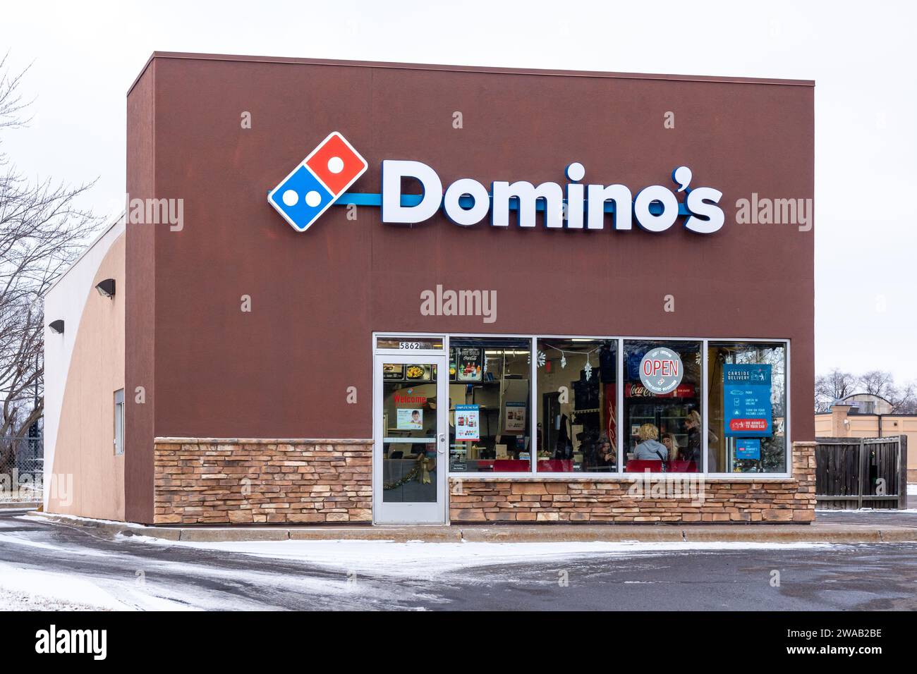 NORTH BRANCH, MN, USA – 1. JANUAR 2024: Dominos Pizza außen und Markenlogo. Stockfoto