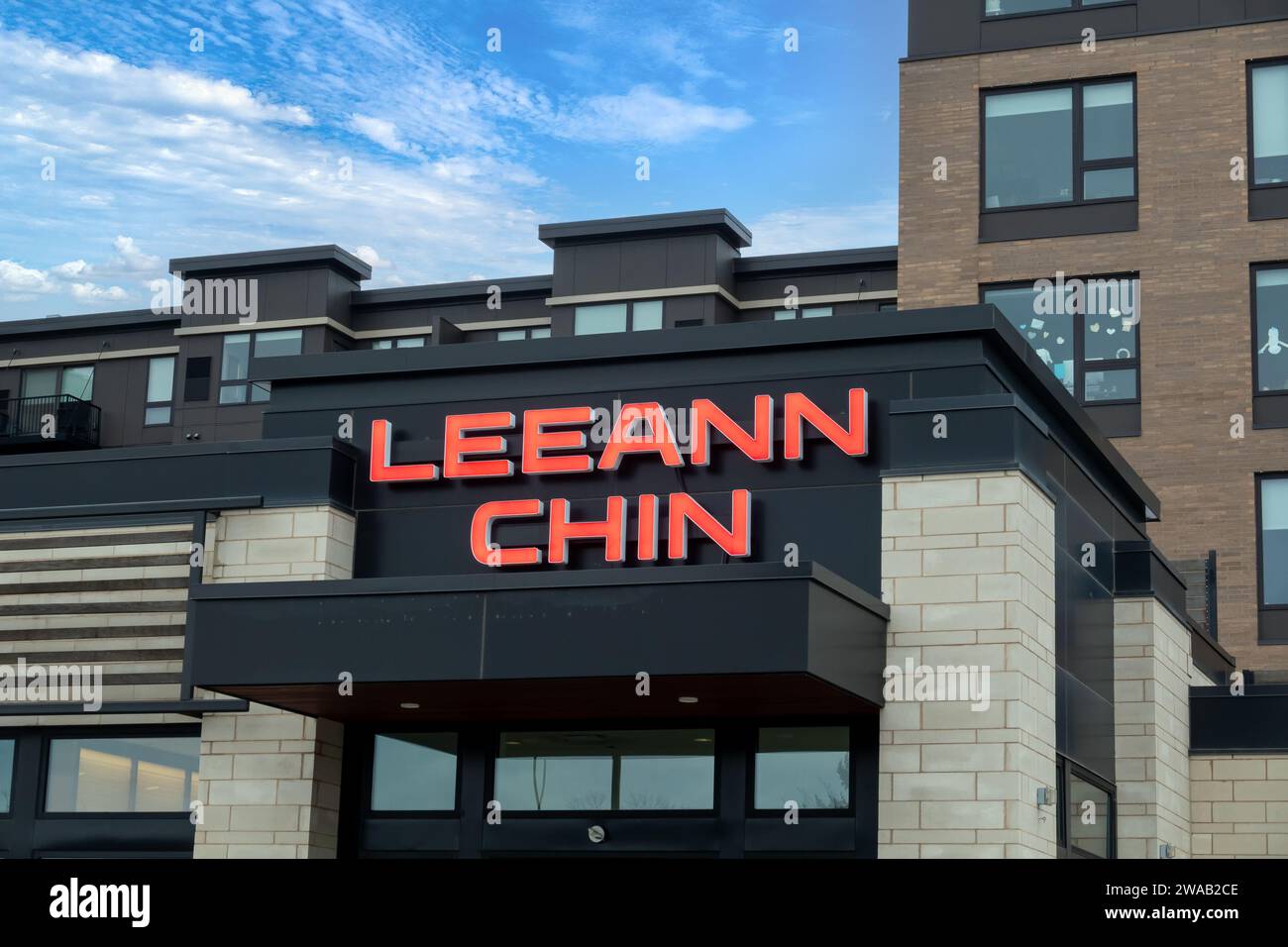 EDINA, MN, USA – 2. JANUAR 2024: Äußere und Markenlogo des chinesischen Restaurants Leeann Chin. Stockfoto