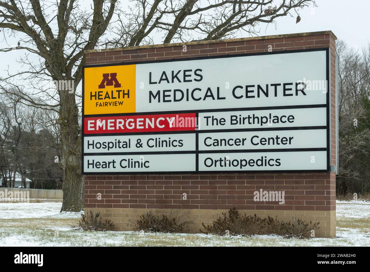 WYOMING, MN, USA - 1. JANUAR 2024: M Health Fairview Hospital-Zeichen und Markenlogo. Stockfoto