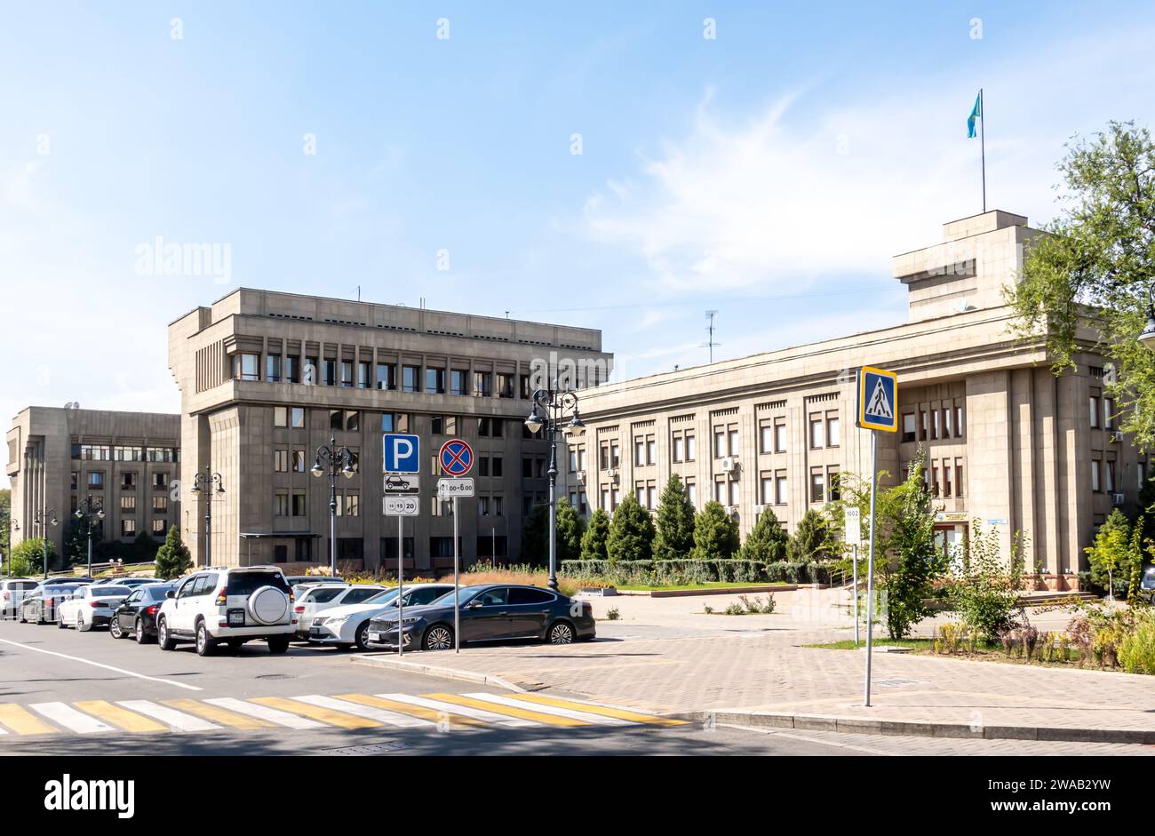Modernistisches Gebäude für konsularische Angelegenheiten des Amtes des Außenministeriums Kasachstans. Regierungsgebäude von Almaty Stockfoto