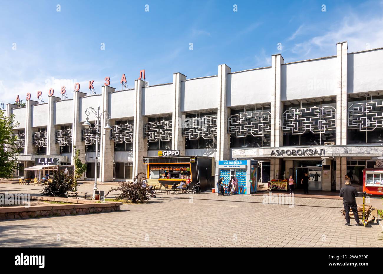 Das moderne Gebäude des Busbahnhofs Almaty wurde 1972 von den Architekten Kotov, Scheveleva, Lippik entworfen. Almaty Kasachstan Stockfoto
