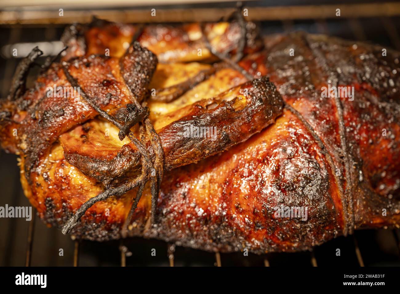 Peking gebratene Ente, Körper gefesselt, asiatische Küche, Nahaufnahme. Stockfoto