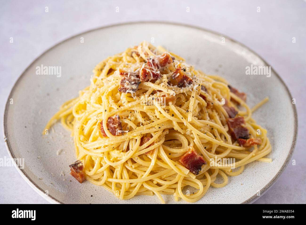 Spaghetti Carbonara mit Ei und Speck Stockfoto