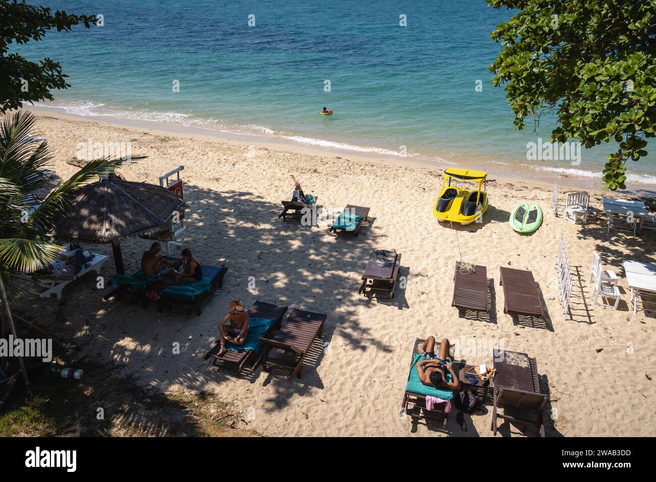 Touristen sahen sich am Kai Bae Beach entspannen. Die Insel Koh Chang, die drittgrößte Insel Thailands, die etwa 300 Kilometer östlich von Bangkok in der Provinz trat liegt, wurde während der COVID-19 schwer getroffen. Trotz der steigenden Zahl von Touristen in trat haben die Auswirkungen der letzten dreijährigen Pandemie viele Hotels auf der Insel mit finanziellen Problemen konfrontiert, einige wechselten den Besitzer, während viele andere Unternehmen immer noch ums Überleben kämpfen. (Foto: Nathalie Jamois / SOPA Images/SIPA USA) Stockfoto