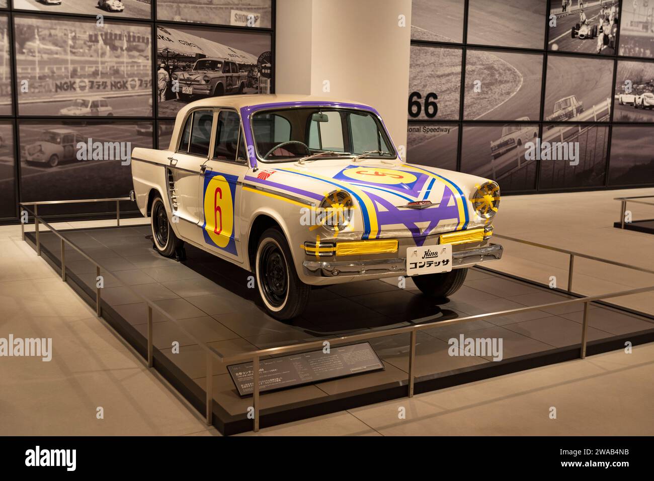 Oyama-cho, Sunto-Gun, Shizuoka, Japan - 27. März 2023: Hino Contessa 900, Modelljahr 1961, Country Japan, ausgestellt im Fuji Motorsports Museum. Stockfoto