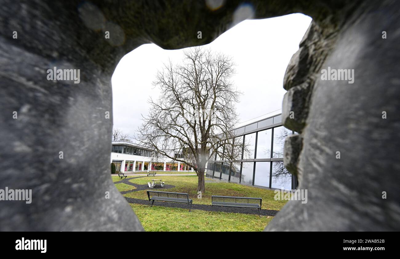 Winterbach, Deutschland. Januar 2024. Blick auf die Zentrale des Modehändlers Peter Hahn. Nach Angaben des Unternehmens sollen Arbeitsplätze in dem in Schwierigkeiten geratenen Modehändler abgebaut werden. Das Unternehmen hatte im vergangenen Oktober ein Insolvenzverfahren gegen Schutzschild beantragt. Nach Angaben des Unternehmens wurde das Ausgangsverfahren am 1. Januar 2024 eröffnet. Quelle: Bernd Weißbrod/dpa/Alamy Live News Stockfoto