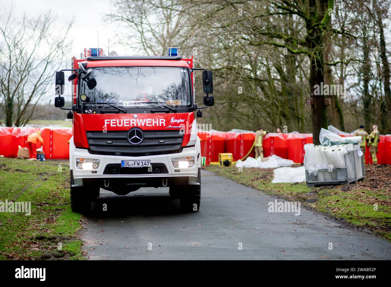 Oldenburg, Deutschland. Januar 2024. Die Feuerwehr füllt ein mobiles