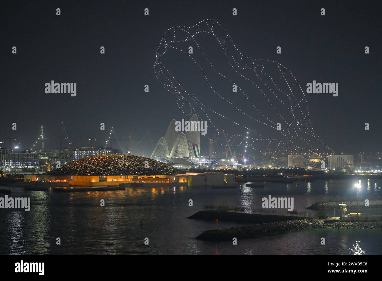 Eine Drohnenausstellung über dem Louvre Abu Dhabi im Saadiyat Marina District Stockfoto