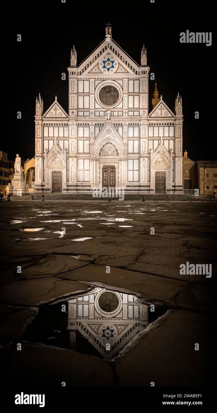 Die Piazza Santa Croce im Herzen von Florenz ist berühmt für die Basilika, in der berühmte Persönlichkeiten wie Michelangelo und Galileo ruhen. Stockfoto