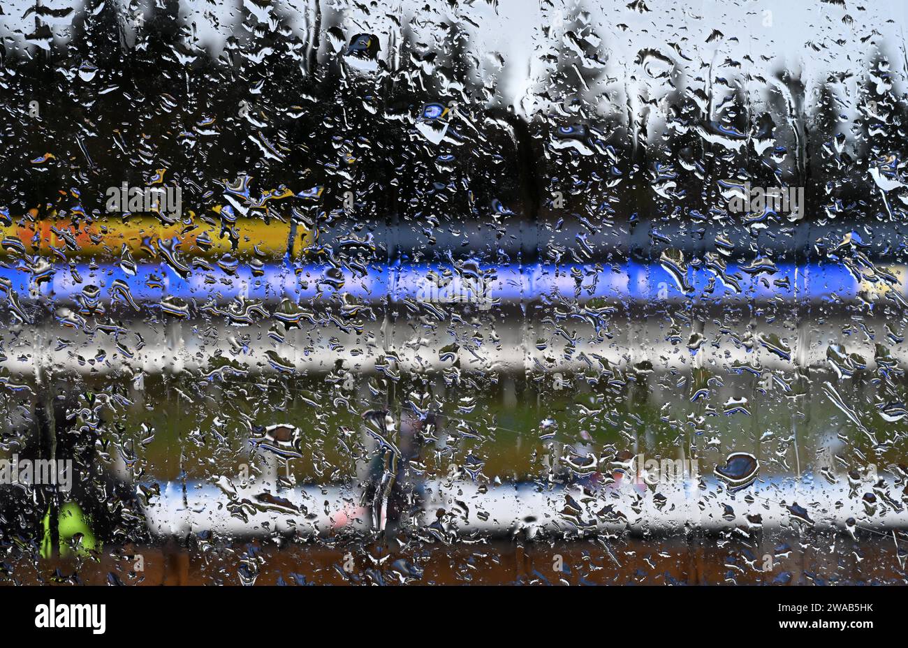 Oberhof, Deutschland. Januar 2024. Vor der Biathlon-Weltmeisterschaft in der Lotto Thüringen Arena am Rennsteig hängen Regentropfen auf dem Schießstand. Dauerregen, Stürme und Temperaturen, die weit über dem Gefrierpunkt liegen, machen es notwendig, das Eröffnungsrennen zu verschieben. Der zehn-Kilometer-Sprint der Männer findet daher erst am 5. Januar statt. Dies wurde von der IBU angekündigt. Ursprünglich sollte das erste Rennen des neuen Jahres am 4. Januar stattfinden. Quelle: Martin Schutt/dpa/Alamy Live News Stockfoto