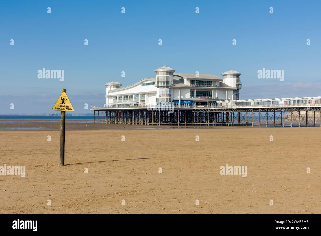 Der Grand Pier vom Strand in der Küstenstadt Weston-super-Mare, North Somerset, England. Stockfoto