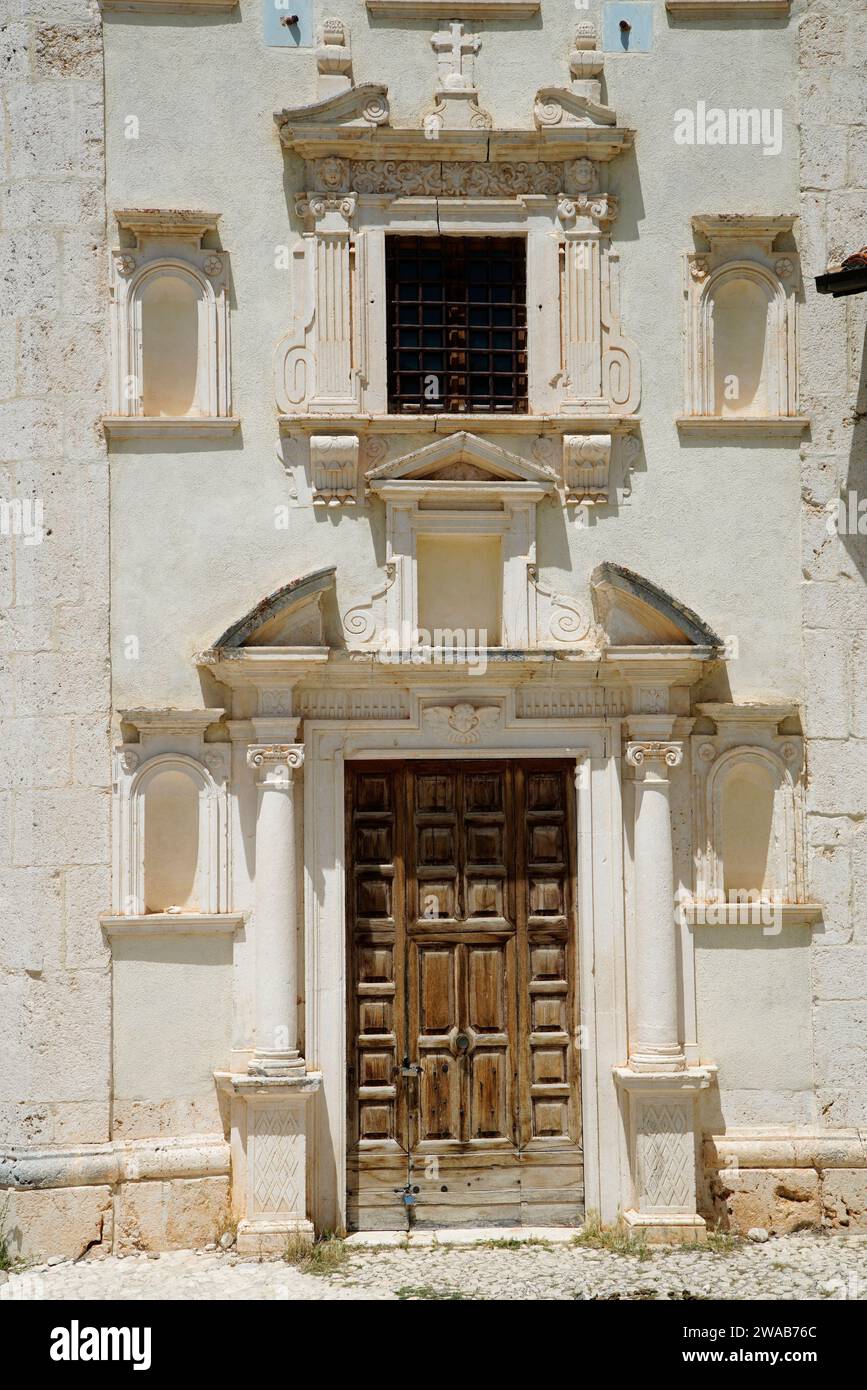 Eingangstür, Chiesa di Santa Maria della Pieta, Rocca Calascio, Provinz L' Aquila, Region der Abruzzen, Italien Stockfoto