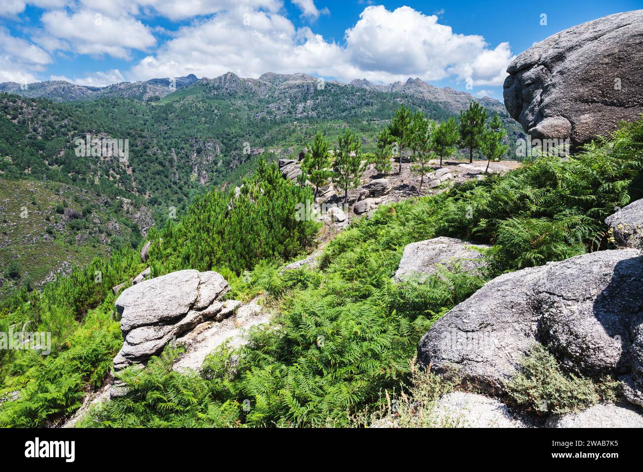 Blick vom Aussichtspunkt Fafiao auf der Spitze der Gemeinde Cabril in der Gemeinde Montalegre, mit Blick auf das Geres-Tal, den Salamonde-Damm (Vieira do Minho) und den Fluss, Portugal Stockfoto