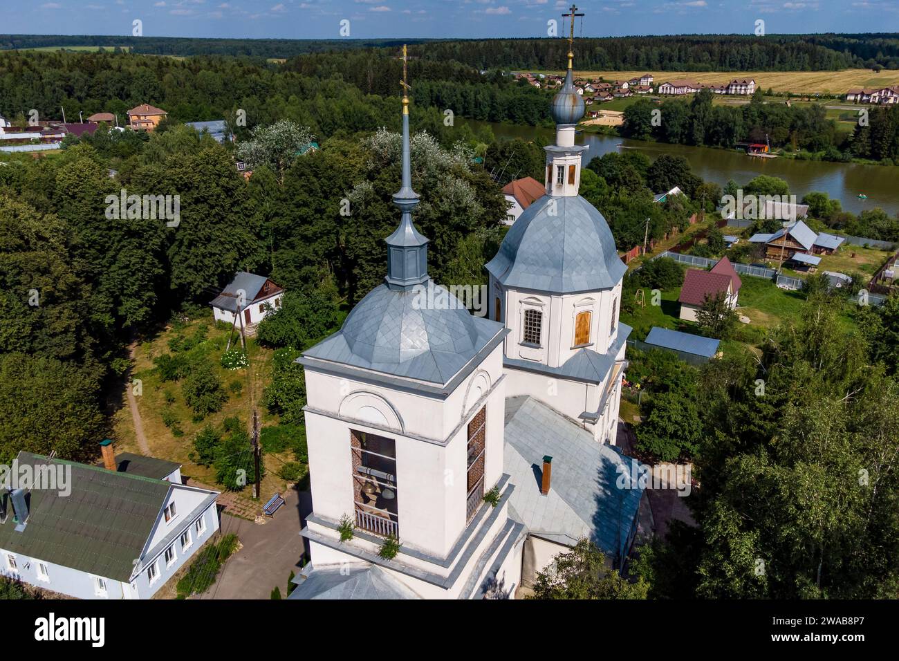 Luftaufnahme der Kirche der Verklärung im Dorf Spas-Prognanye, Region Kaluga, Russland Stockfoto