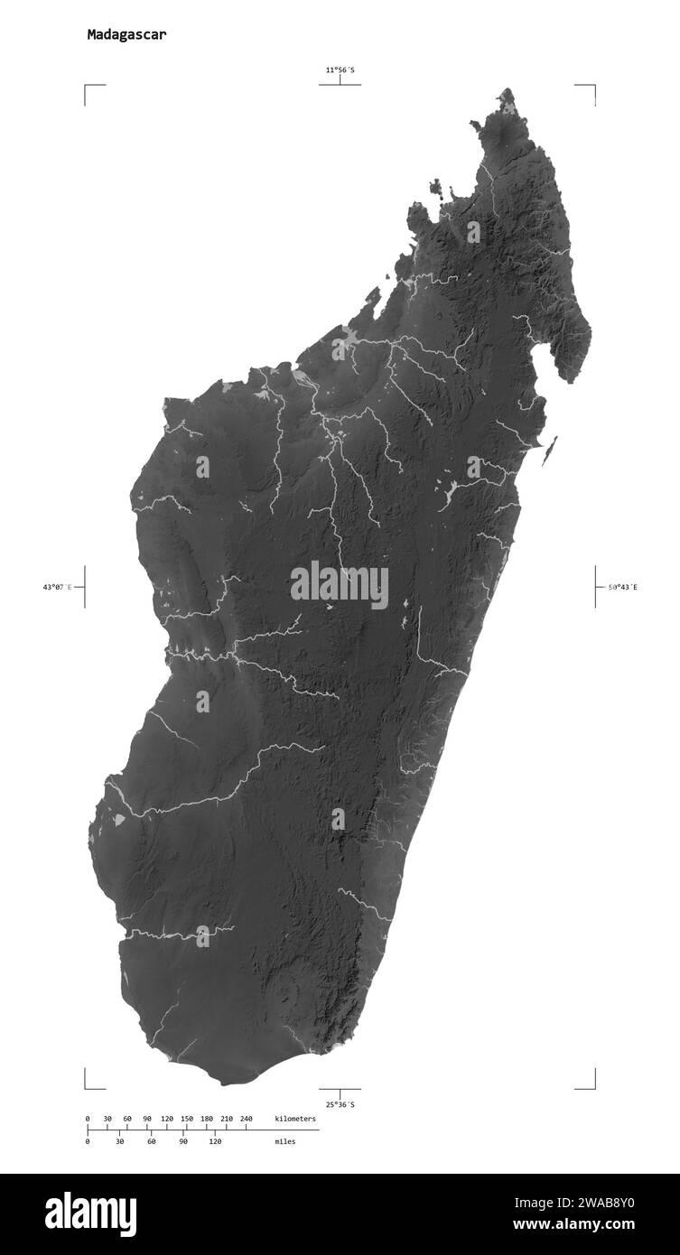 Form einer grauen Höhenkarte mit Seen und Flüssen des Madagaskars, mit Entfernungsskala und Kartengrenzkoordinaten, isoliert auf weiß Stockfoto