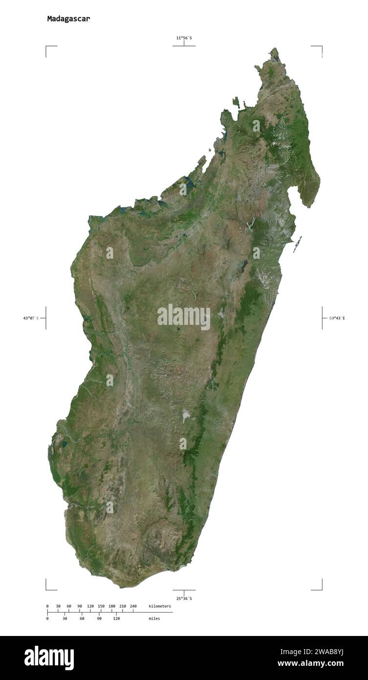Form einer hochauflösenden Satellitenkarte Madagaskars mit Entfernungsskala und Kartenrandkoordinaten, isoliert auf weiß Stockfoto