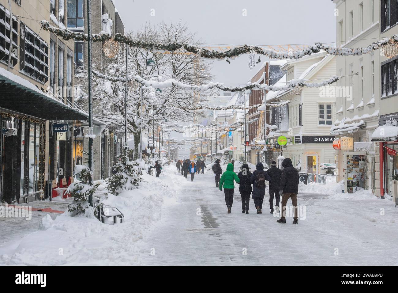 Kristiansand 20240103. Markens Fußgängerzone in Kristiansand am Mittwoch. Hier gibt es etwas weniger Schnee, da die Fußgängerzone vor einigen Jahren untererhitzt war und in der Regel Schnee- und eisfrei ist. Foto: Tor Erik Schroder / NTB Stockfoto