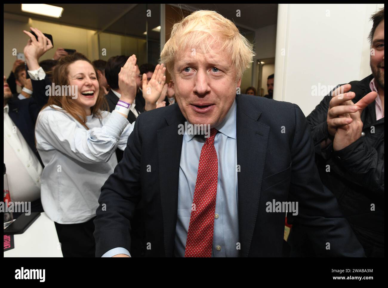 Image ©Lizenzierung an Parsons Media. 13/12/2019. London, Vereinigtes Königreich. Boris Johnson Gewinnt 2019 Die Parlamentswahlen. Boris Johnson Wahlabend. Der britische Premierminister Boris Johnson und seine Partnerin Carrie Symonds im Hauptquartier der Konservativen Partei, nachdem Boris bei den Parlamentswahlen 2019 eine Mehrheit von 80 Sitzen erhalten hatte. Foto von Andrew Parsons / Parsons Media Stockfoto