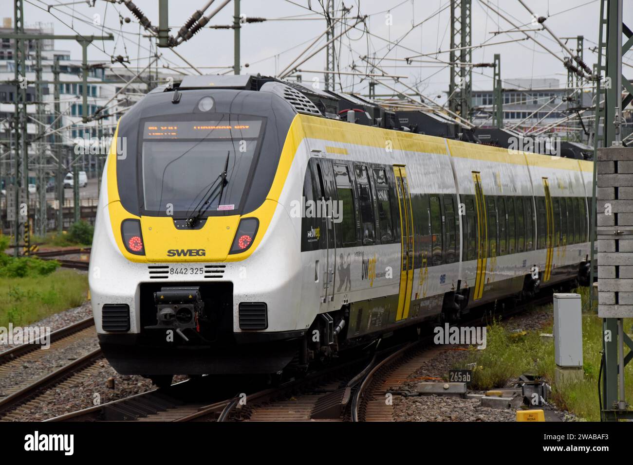 SWEG, Regionalzüge Südwest, elektrischer Triebzug Bombardier Talent 2 am Stuttgarter Hauptbahnhof, Mai 2023 Stockfoto