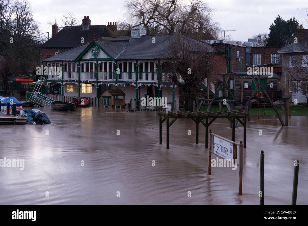 Das Boat House und der Fluss Avon während der Überschwemmungen im Januar 2024 in Stratford-upon-Avon, Warwickshire, England, Großbritannien Stockfoto
