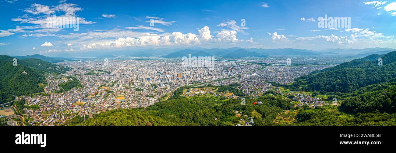 Nagano City, Japan mit Panoramablick auf die Stadt vom Asahi Berg. Stockfoto